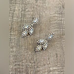 Vintage women’s costume jewelry rhinestone metal oval tear drop detail earrings